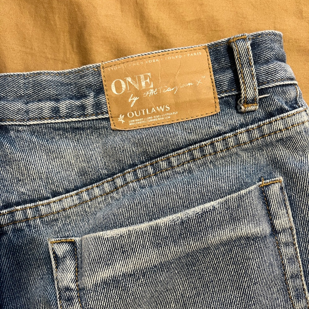 One by One Teaspoon Outlaw Shorts Distressed Medium Wash Rolled Hem Size 26 - Picture 4 of 5